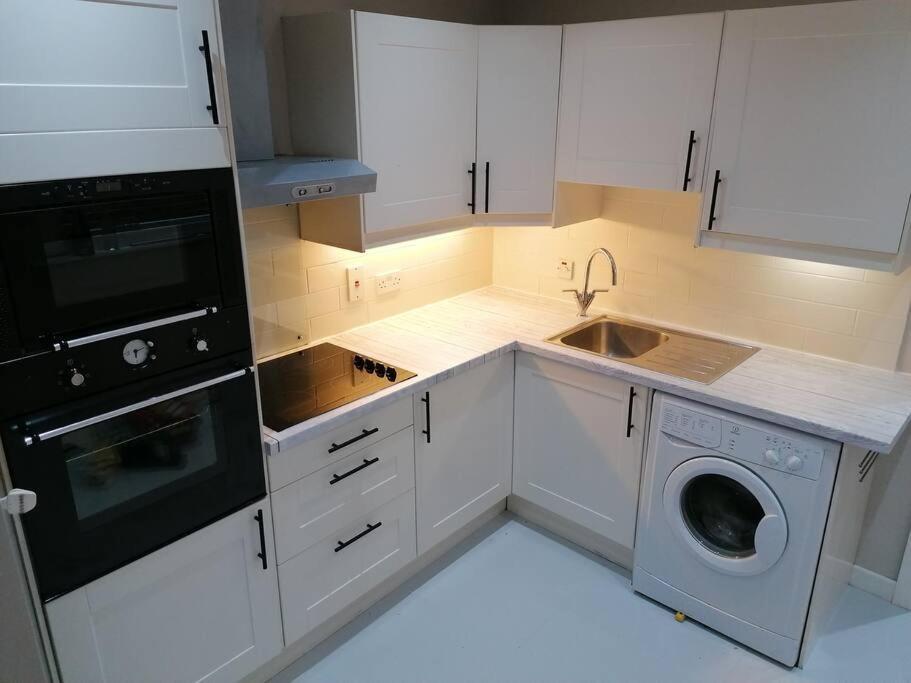 Stunning 3 Bedroom Townhouse In The Heart Of City Белфаст Экстерьер фото