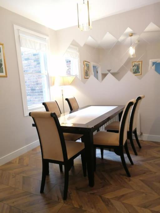 Stunning 3 Bedroom Townhouse In The Heart Of City Белфаст Экстерьер фото
