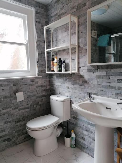 Stunning 3 Bedroom Townhouse In The Heart Of City Белфаст Экстерьер фото